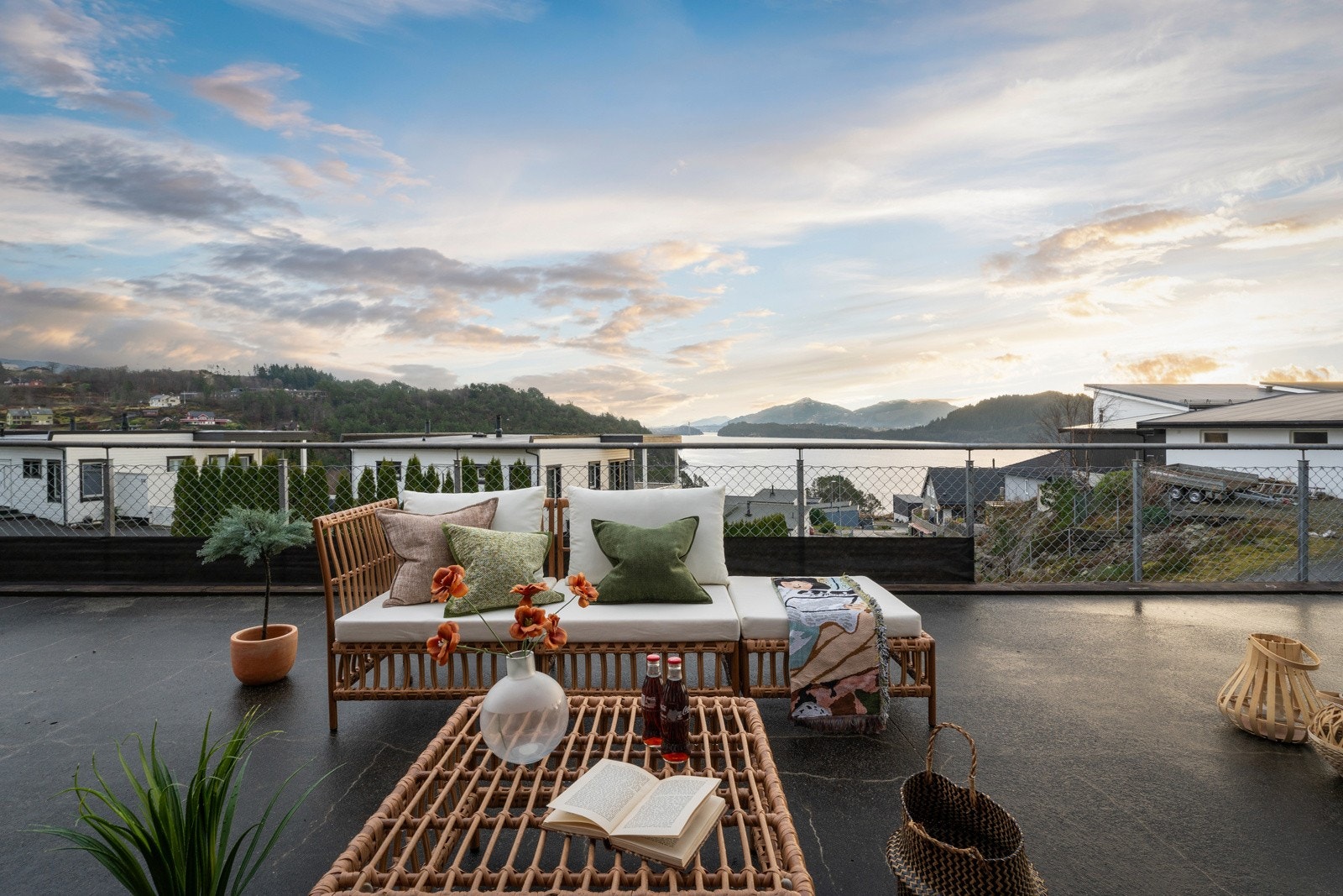 Flott 3- roms hjørneleilighet med tilhørende garasjeplass i populære Hilland Vest i Alversund. Galleribilde