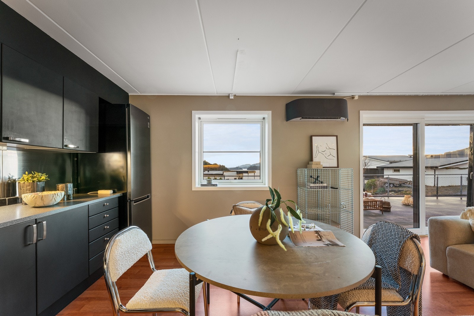 I leiligheten er det montert varmepumpe som gir et behagelig inneklima. Galleribilde