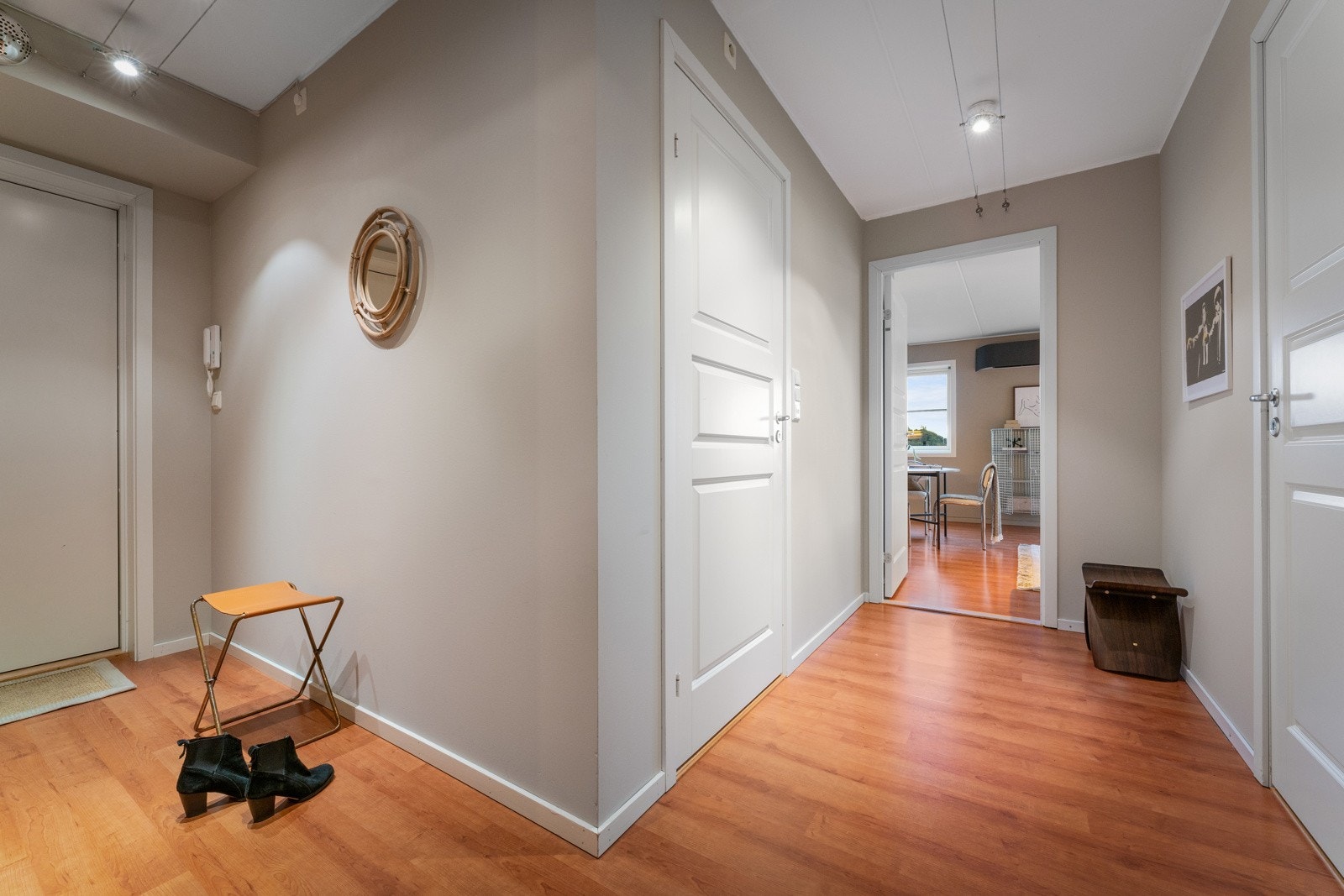 Entre/ gang leder deg videre til soverom og baderom. Galleribilde