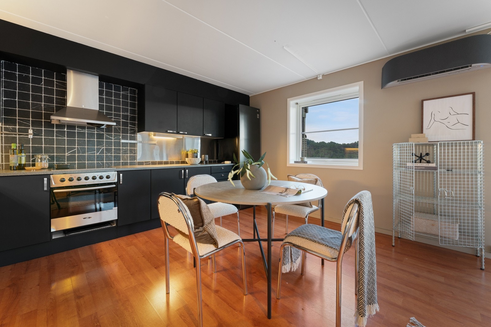 Mellom kjøkken og stue har man god plass til spisebord og stoler. Galleribilde