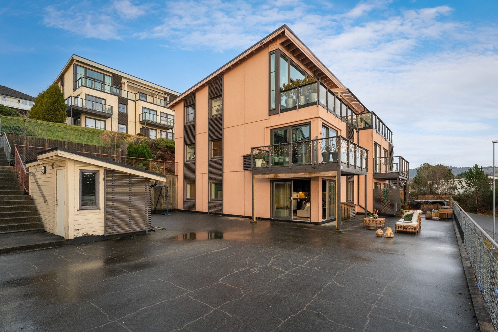 Leiligheten ligger som hjørneleilighet og har god beliggenhet i bygget med ekstra stor uteplass. Galleribilde