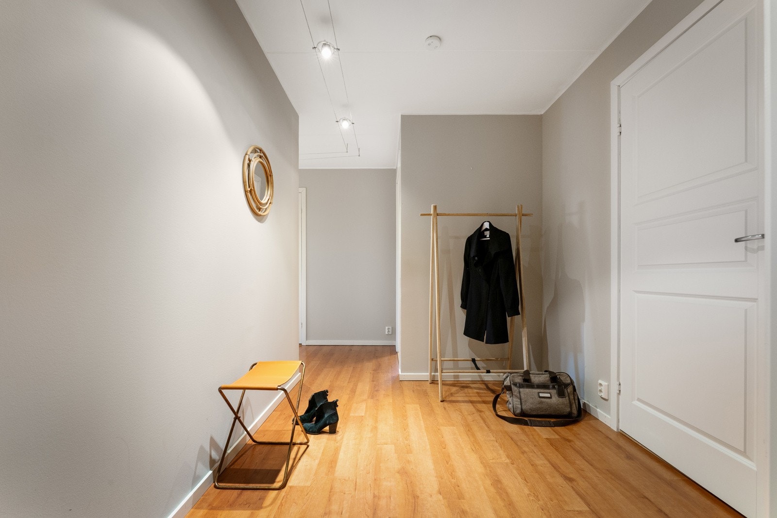 Romslig entre/ gangareal med muligheter for garderobeskap. Galleribilde