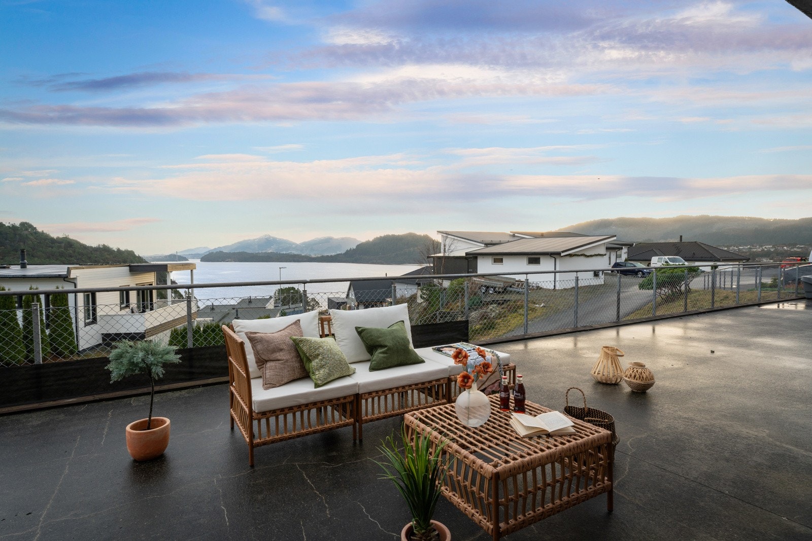 Fra leiligheten og uteområdet har man flott sjøutsikt til Kvernafjorden. Galleribilde