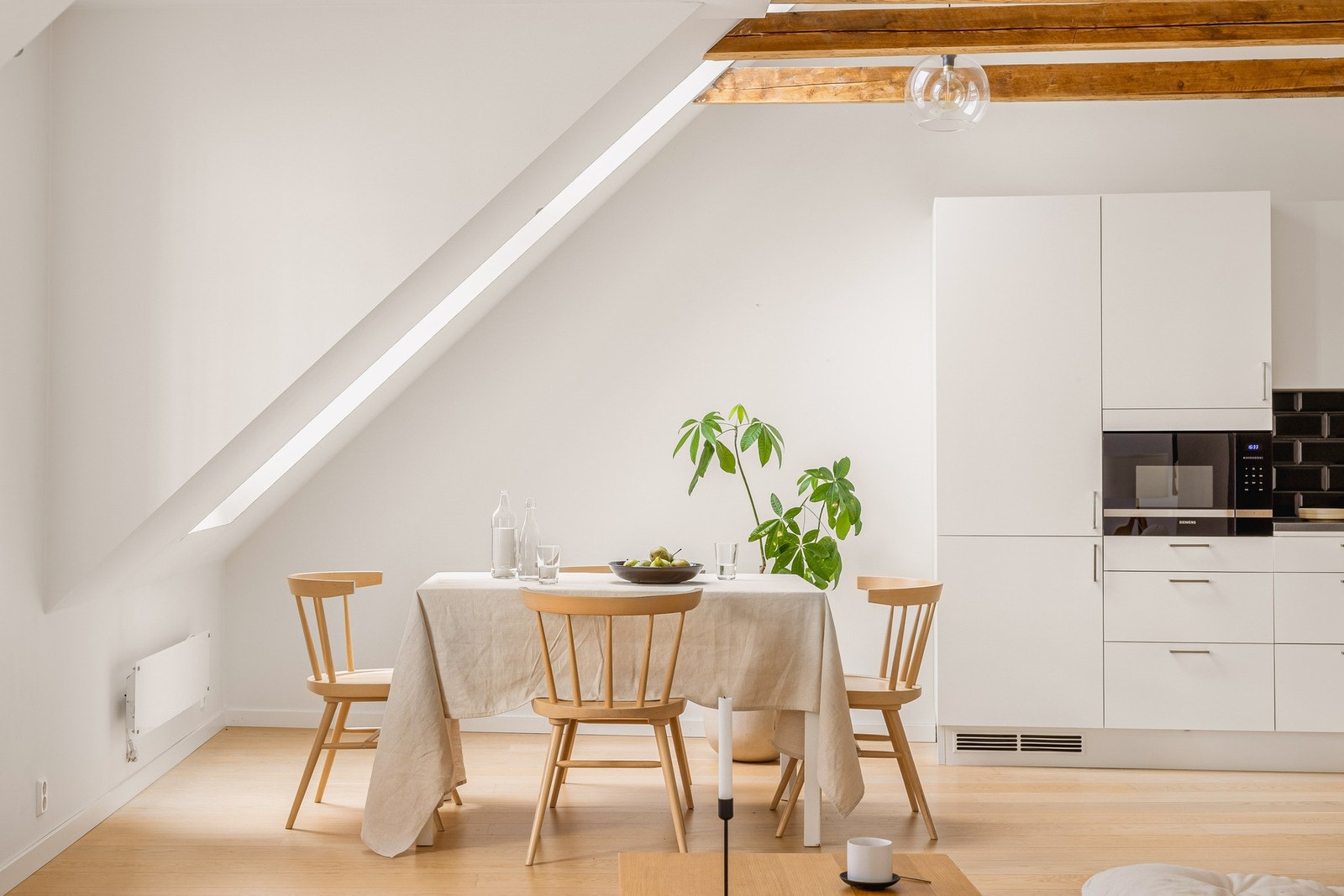 Det er 1-stavs parkett på gulv, slette malte vegger og himling. Galleribilde