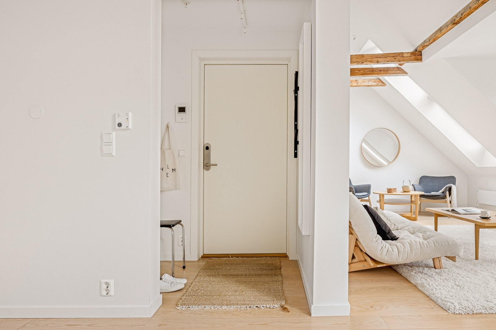 Velkommen inn! I entréen er det plass til å henge fra seg yttertøy, samt sette fra seg sko. Galleribilde