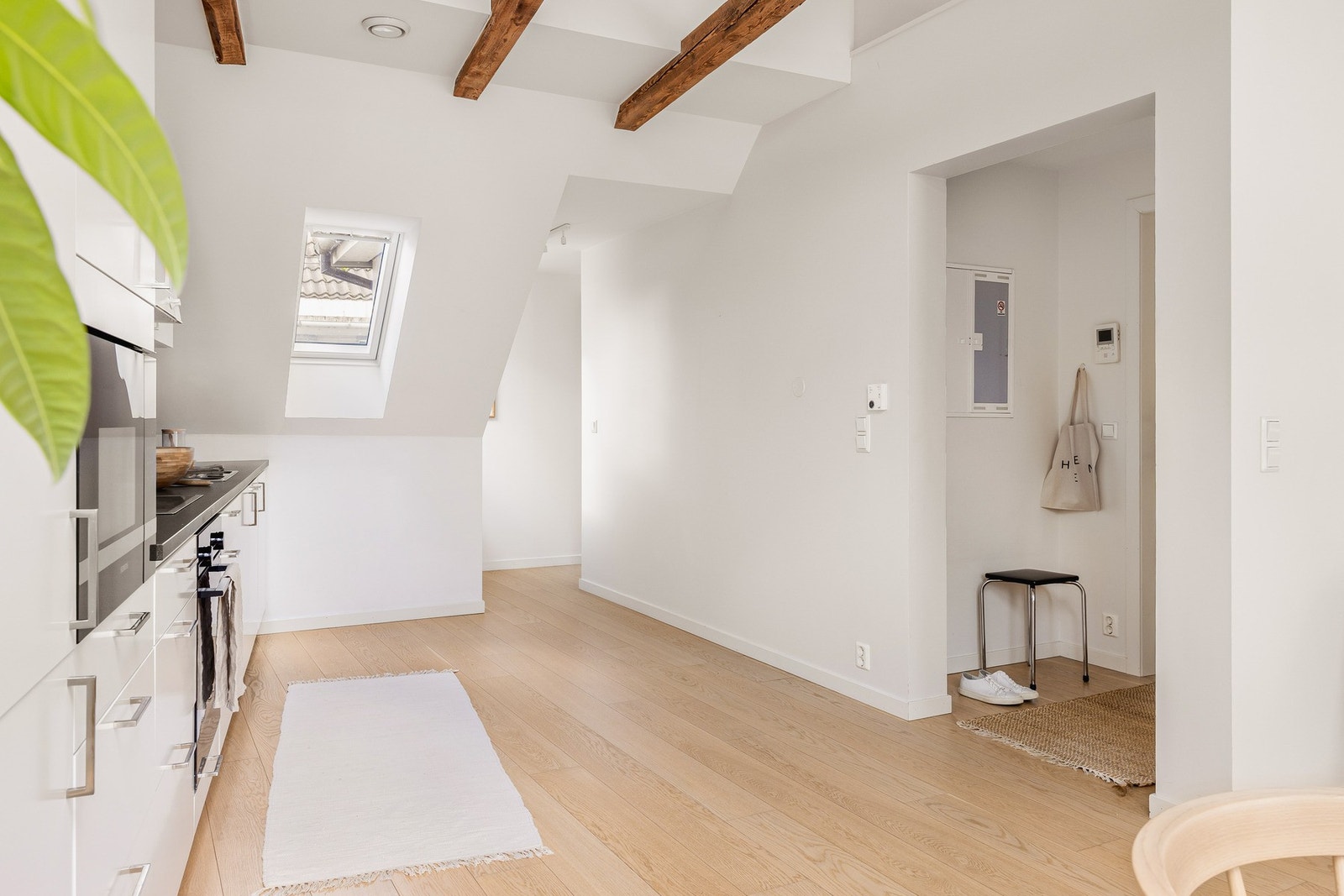 Til høyre fra gangen har du tilgang til boligens to soverom. Galleribilde