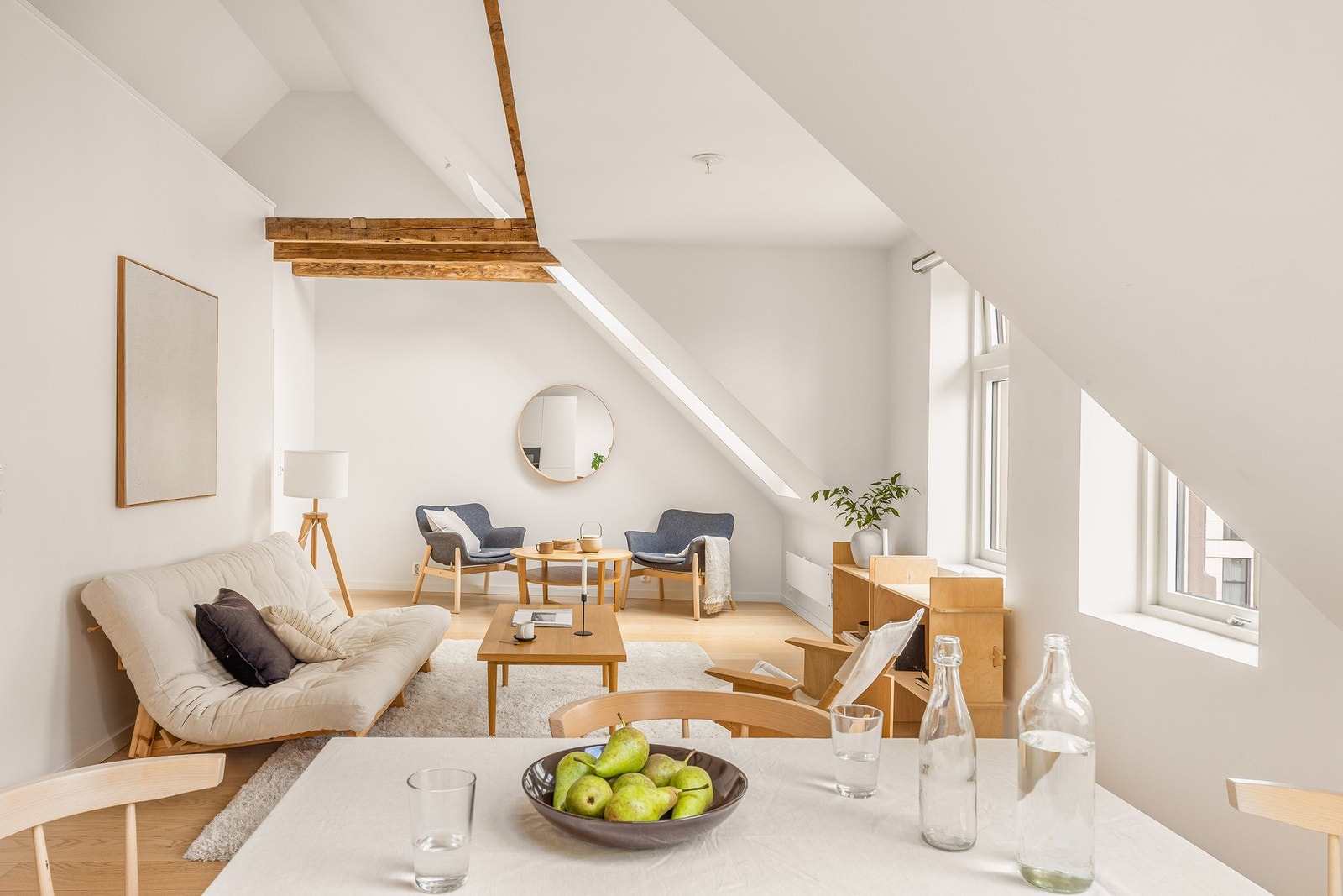 Videre fra entré beveger vi oss inn i stuen og kjøkken som ligger sammen i åpen løsning. Galleribilde