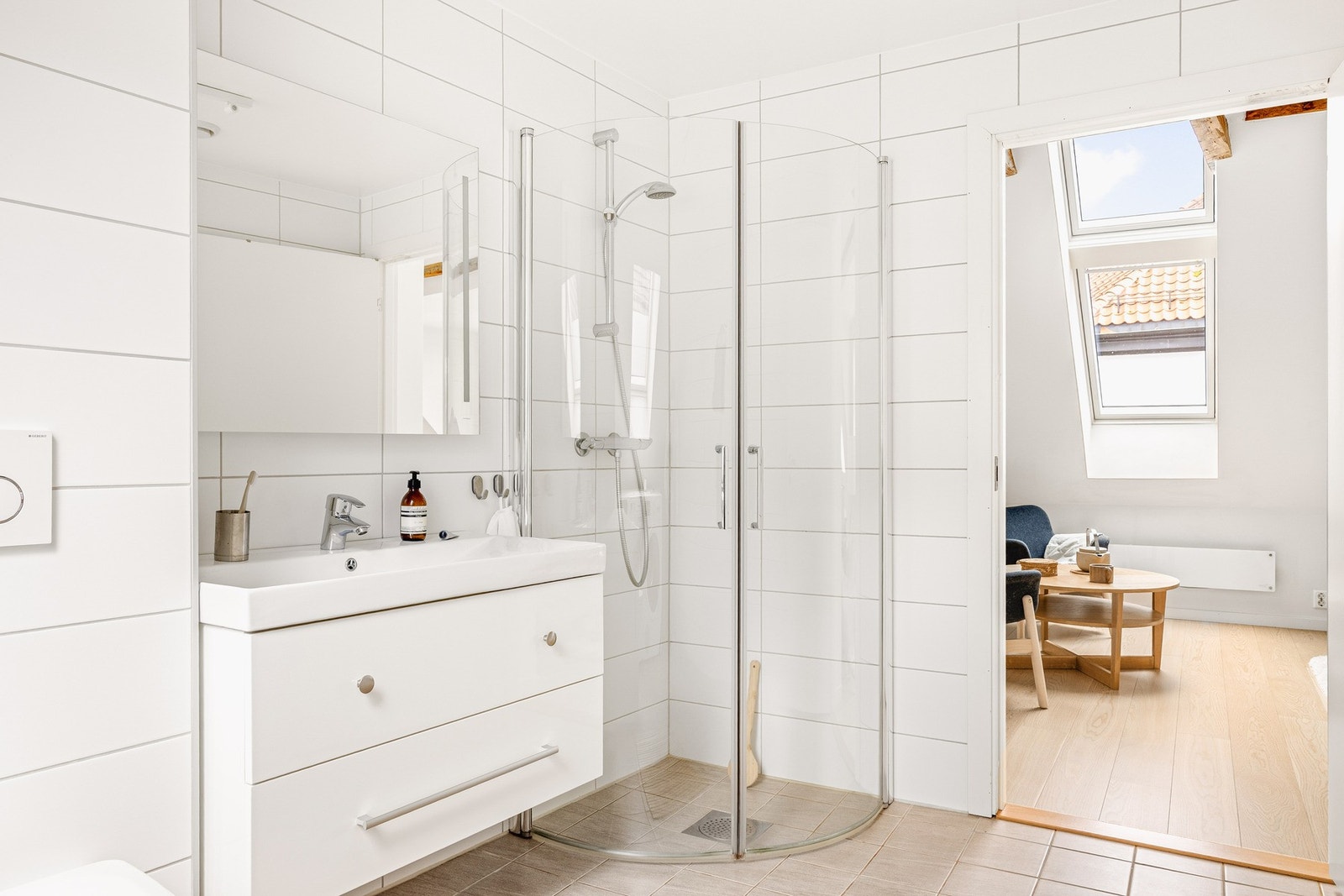 Badet måles til litt over 6 kvm. Badet er innredet med dusj m/glassvegger, toalett, baderomsinnredning og opplegg for vaskemaskin. Galleribilde