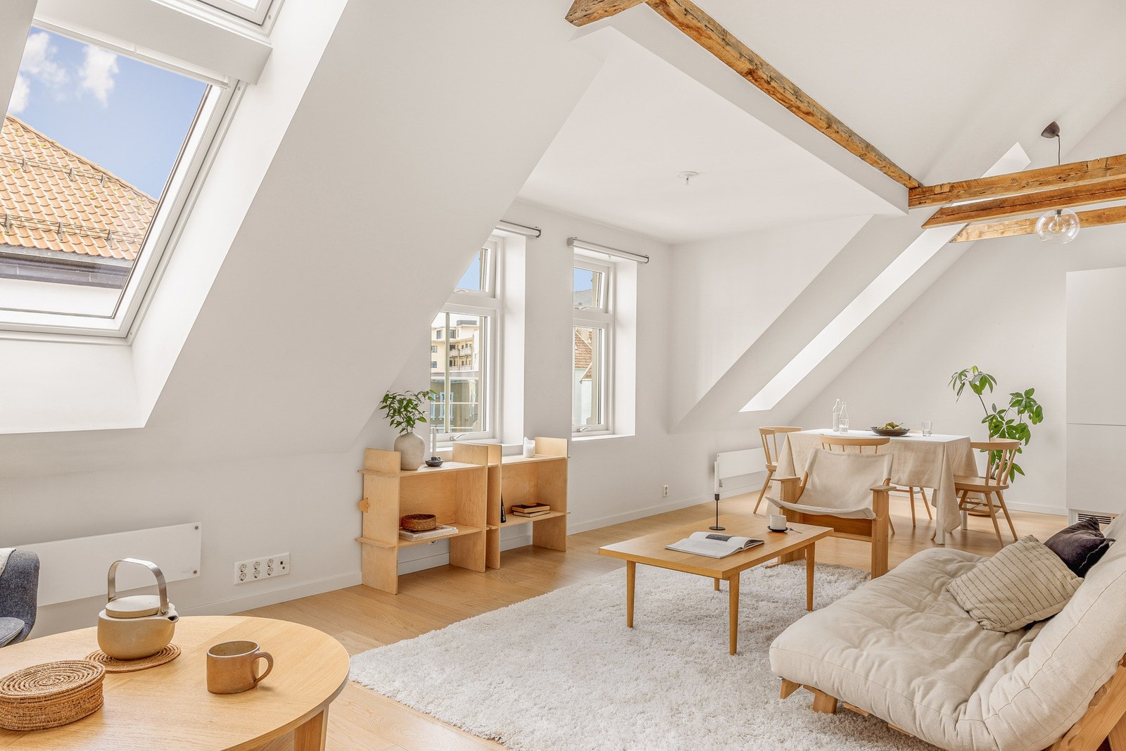 Det er store vinduer som gir riktig mengde naturlig lys. Galleribilde