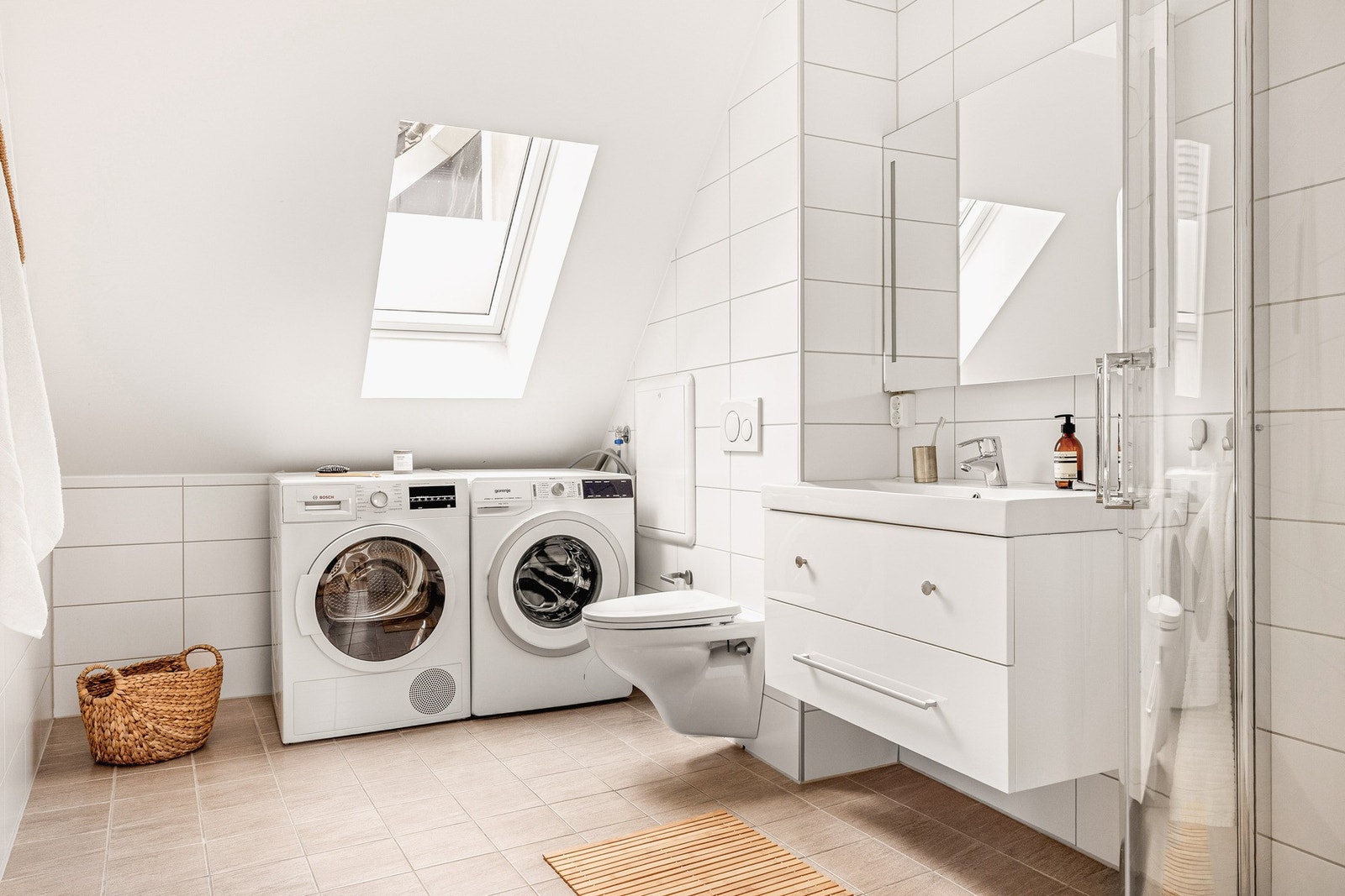 Badet er helfliset og har en slett malt himling. Det er selvfølgelig varmekabler i gulv Galleribilde