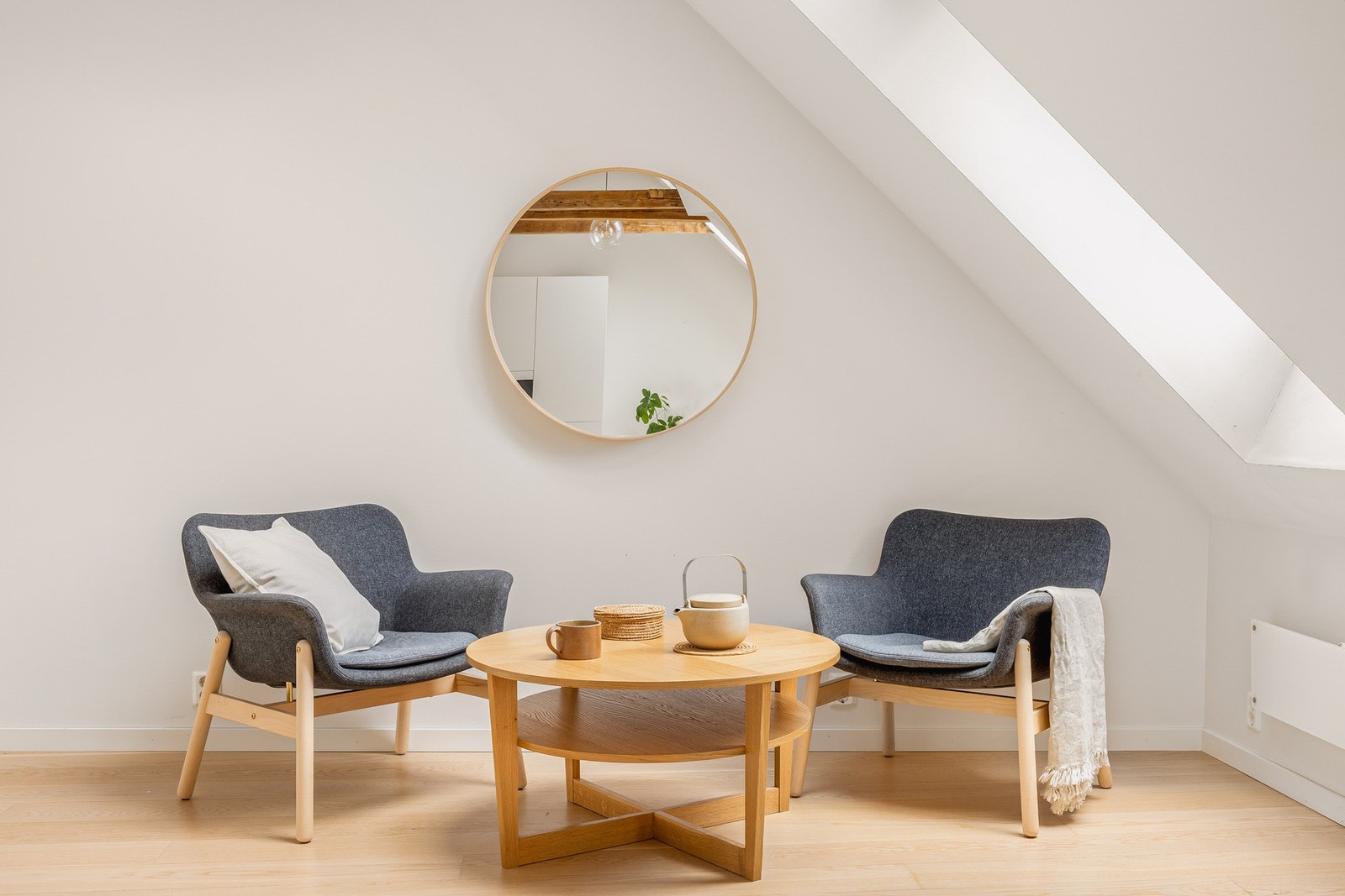 Stuen er romslig med god plass til sittegruppe og spisebord. Galleribilde