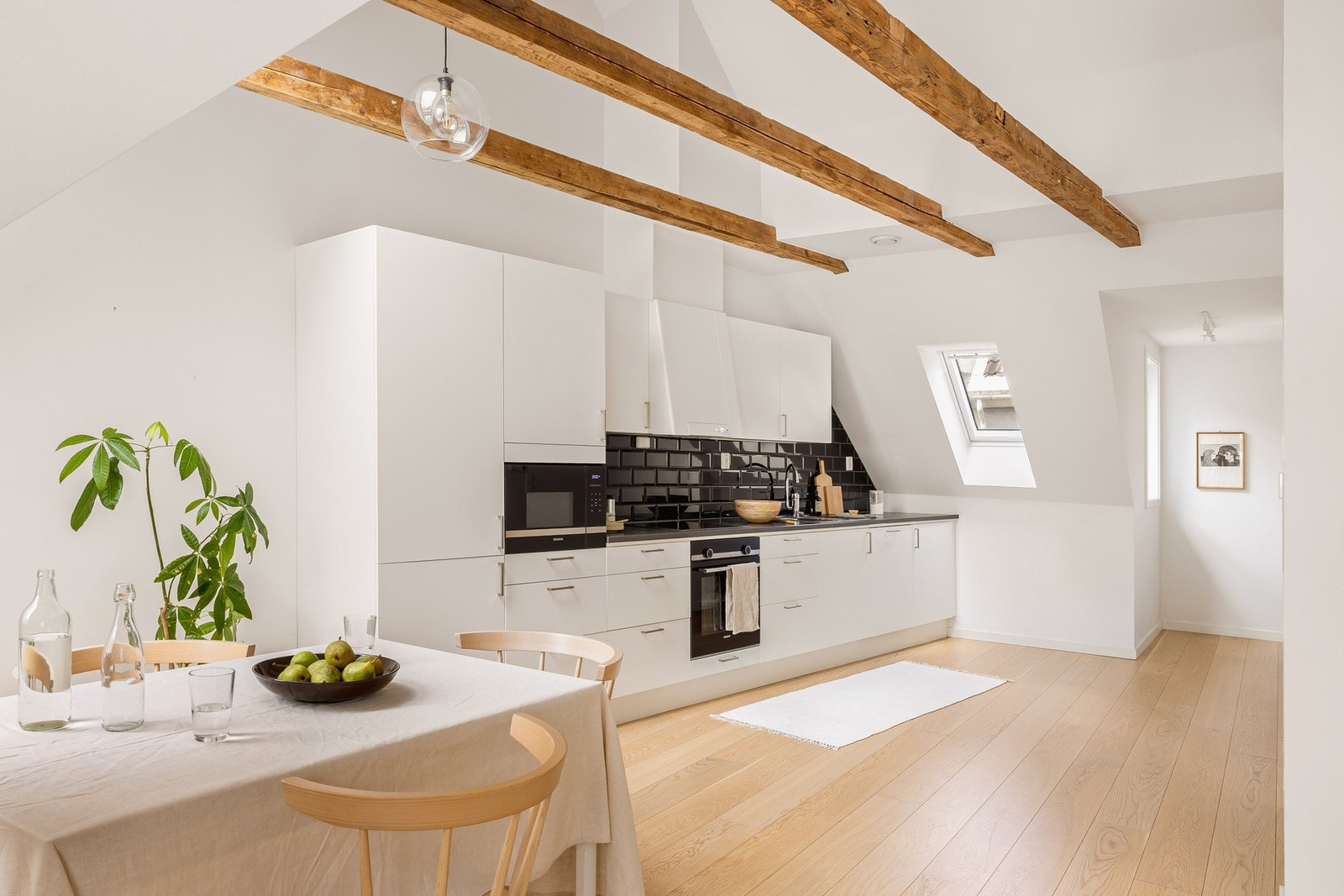 Kjøkkenet ligger fint til med en praktisk løsning med god skap- og benkeplass. Galleribilde