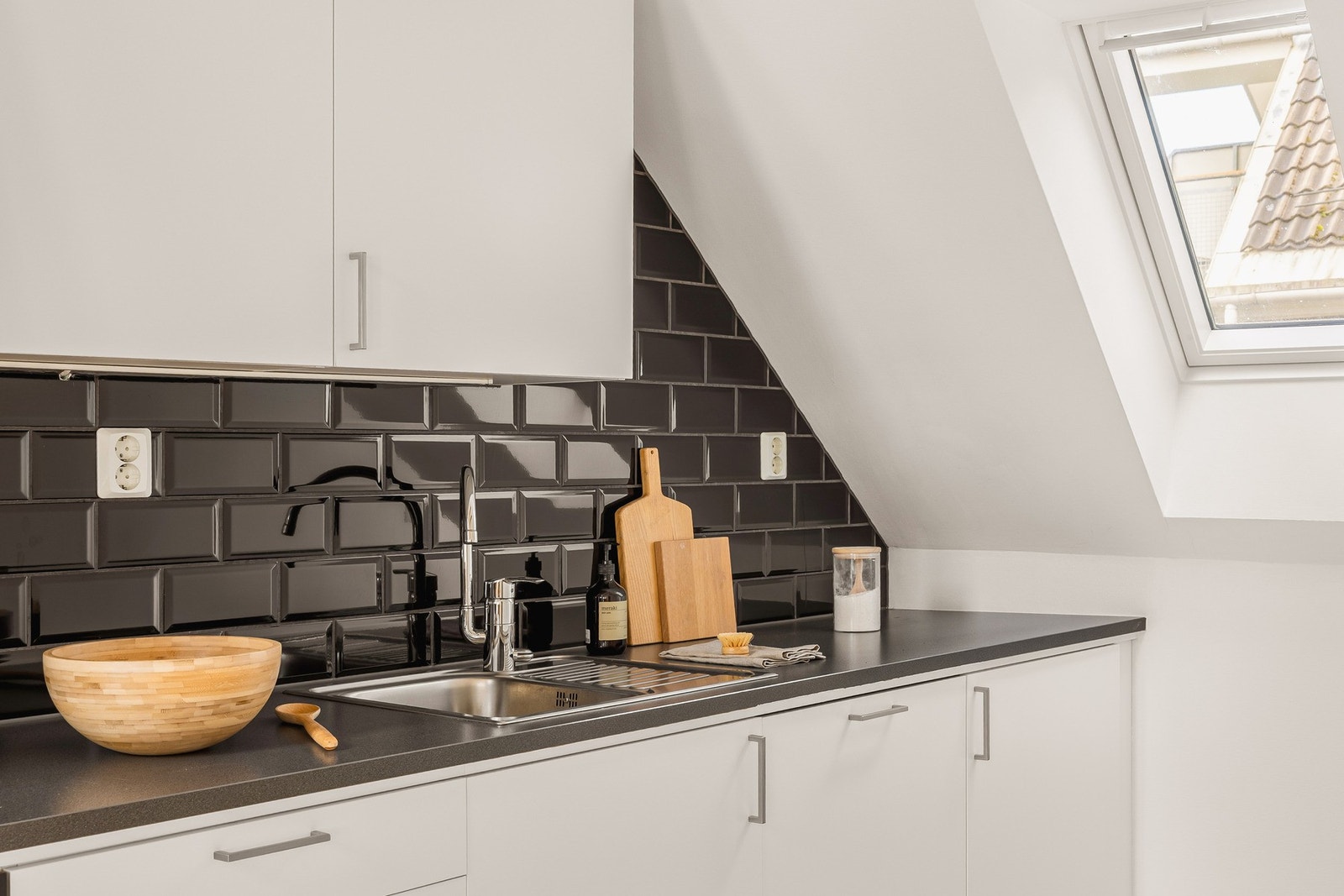 Av integrerte hvitevarer er det platetopp, stekeovn, micro, ventilator, oppvaskmaskin og kjøleskap med frysedel. Galleribilde