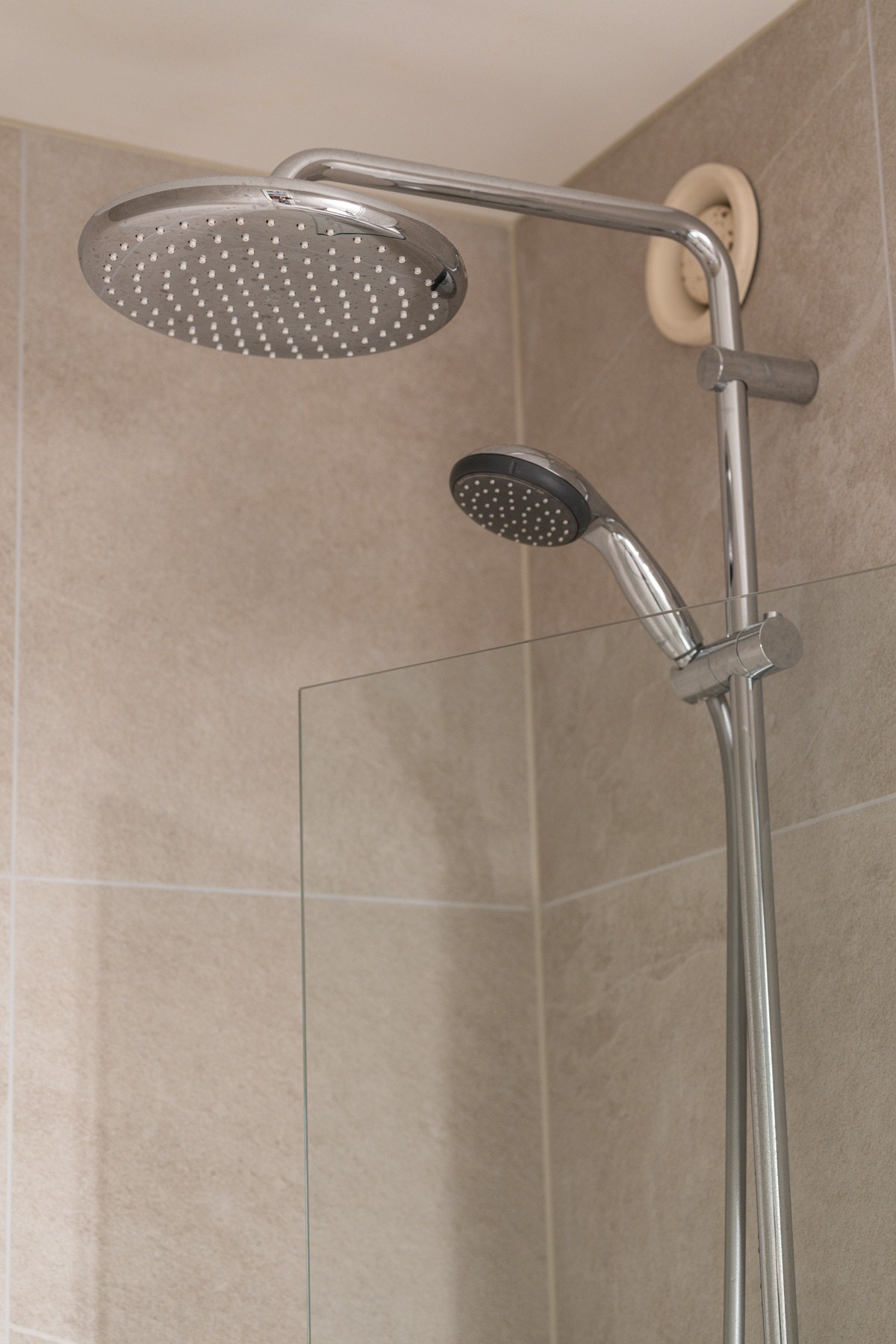 Regnfallsdusj i dusjnisje med tilhørende hånddusj. Galleribilde