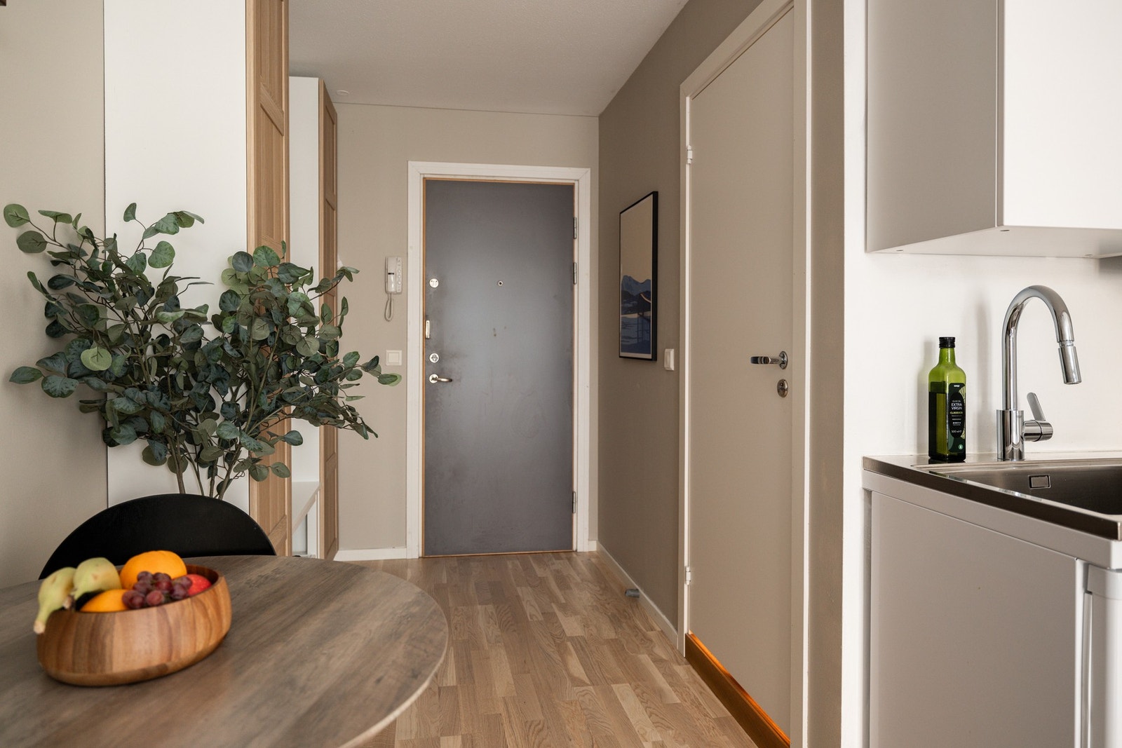 Meget god arealutnyttelse med entré, stue og kjøkken i åpen løsning. Galleribilde