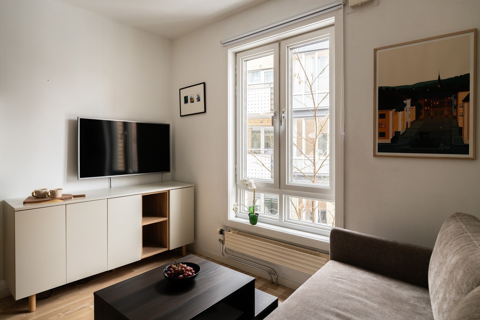 Store vindusflater som slipper inn rikelig med naturlig lys og skaper en behagelig atmosfære. Galleribilde