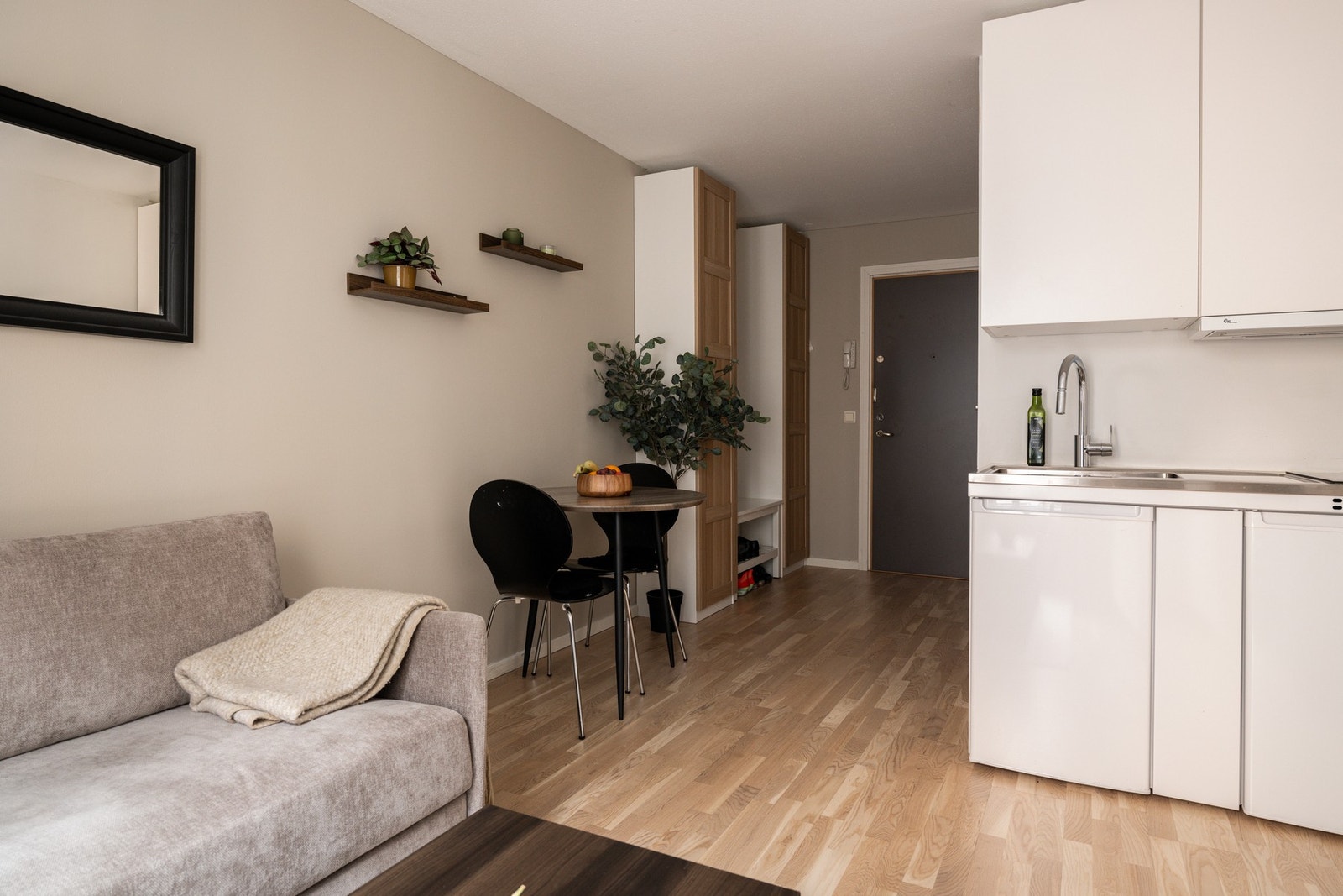 Veggene er malt i lyse og delikate fargetoner. Galleribilde