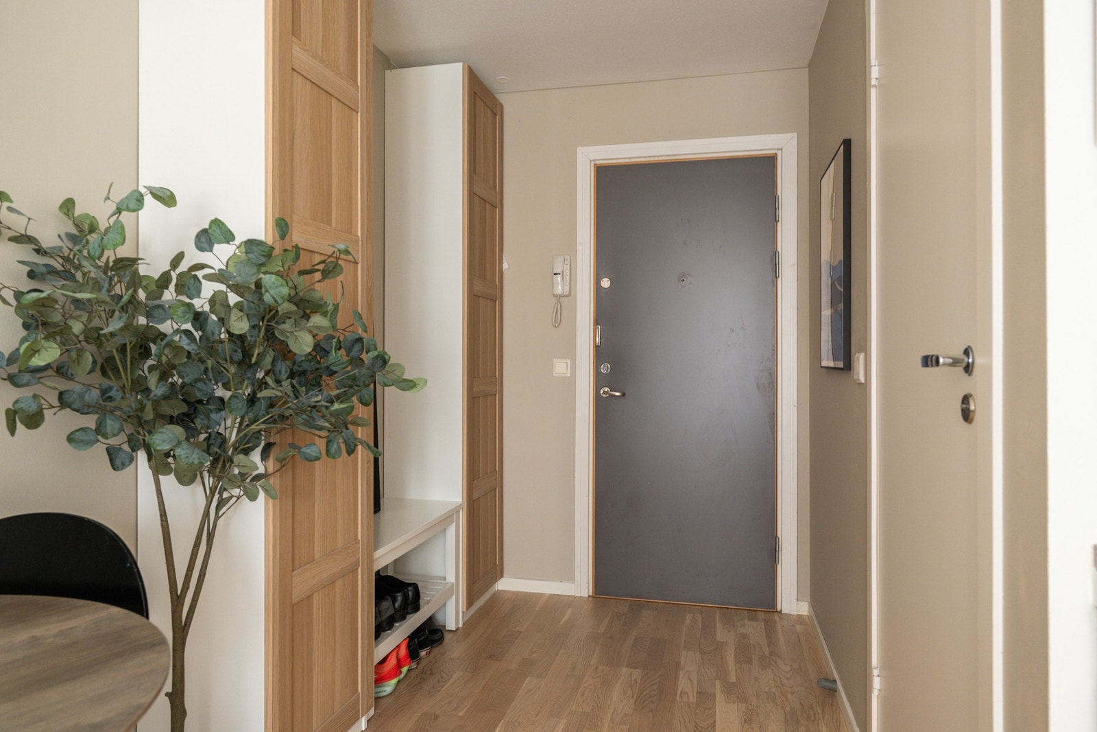 Entréen er praktisk utformet med god plass til garderobe og oppbevaring. Galleribilde