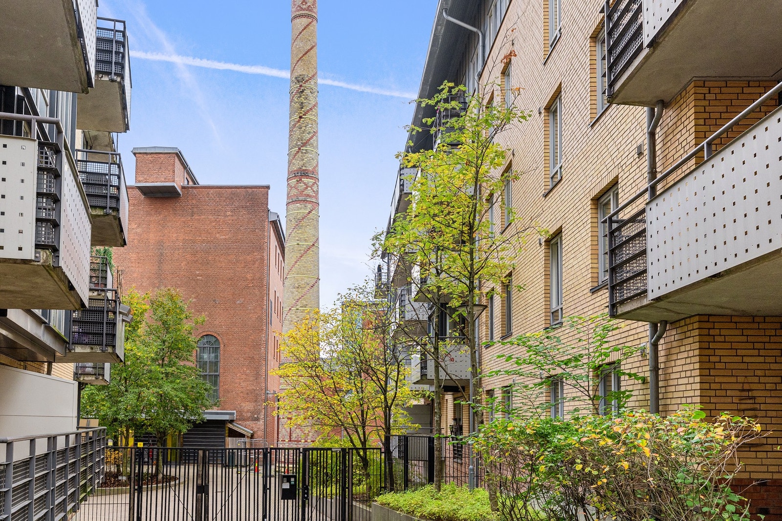 Sentral, men samtidig rolig og tilbaketrukket i indre gårdsrom. Galleribilde