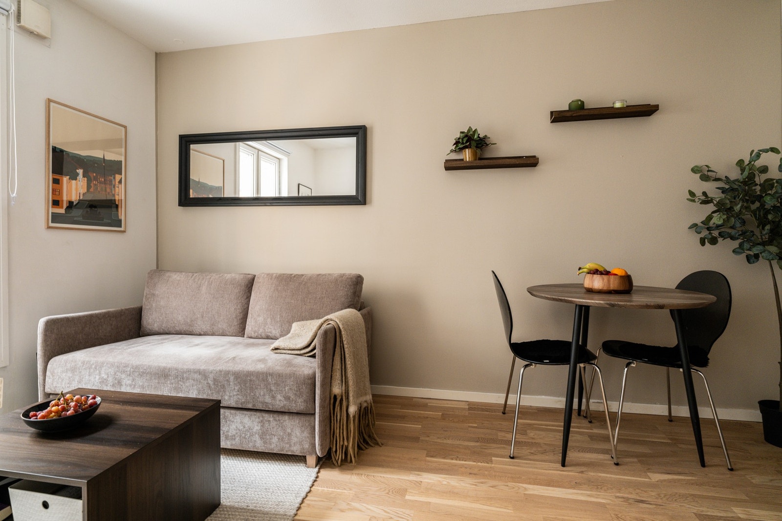 Det er god plass til sovesofa, spisebord og medievegg. Galleribilde