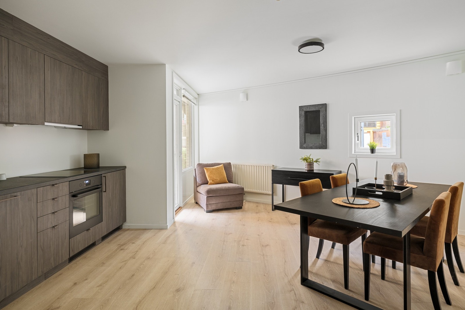 Flott felles allrom med kjøkken, spiseplass og utgang til felles balkong på hele 9 kvm. Galleribilde