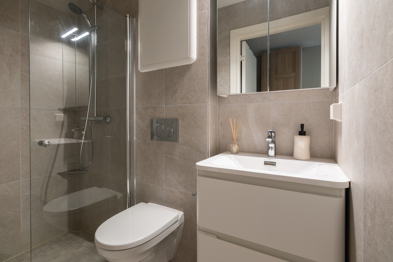 Lekkert flislagt bad pusset opp i 2024. Galleribilde