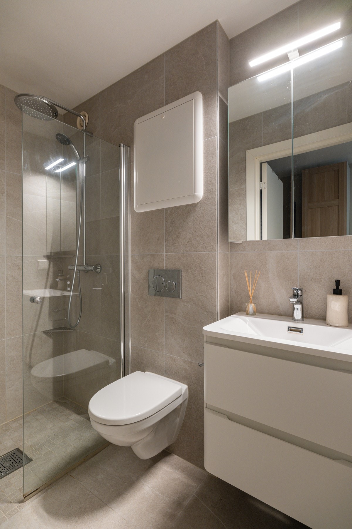 Badet ble pusset med nye moderne fliser, membran, varmekabler og påkostet baderomsinnredning med blant annet regnfallsdusj. Galleribilde