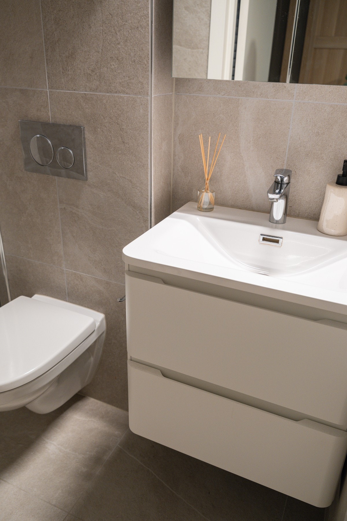 Moderne innredning med god oppbevaringsplass. Galleribilde