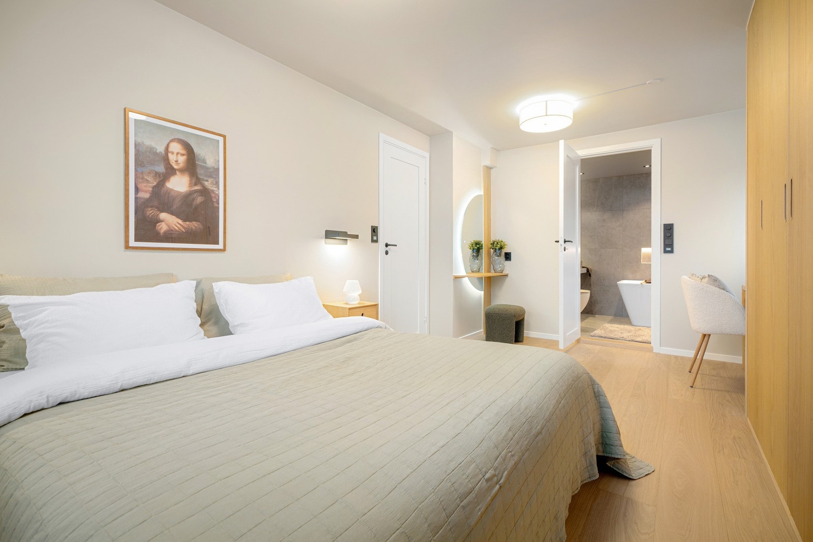 Romslig hovedsoverom utformet som en privat suite med direkte adkomst til bad. Galleribilde