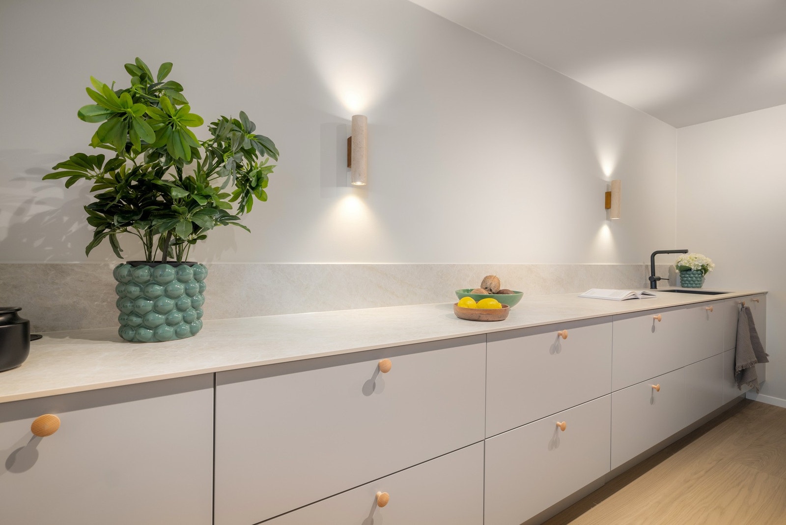 Moderne kjøkken fra 2025/26 med romslig benkeplass, integrerte løsninger og høy kvalitet. Galleribilde