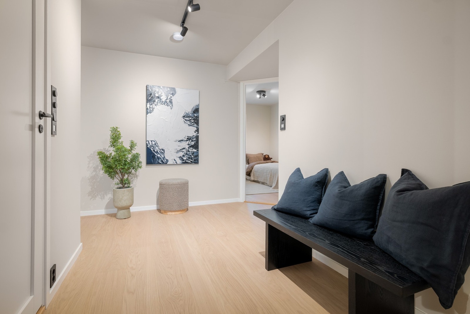 Innbydende entré med god plass til garderobeløsninger. Galleribilde