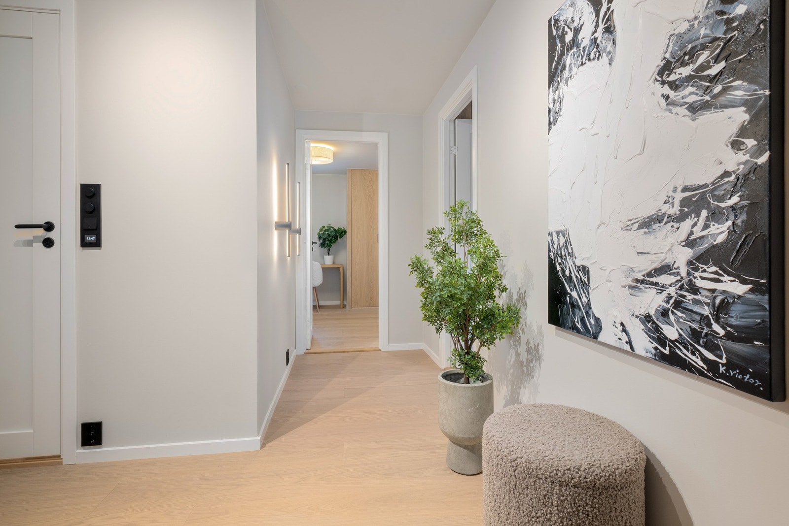 Privat sone med soverom og bad, adskilt fra boligens sosiale oppholdsrom. Galleribilde