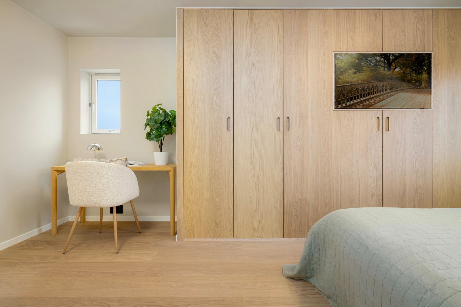 Soverom med integrert kontorplass og rikelig garderobeplass i skreddersydde skap. The Frame integrert. Galleribilde