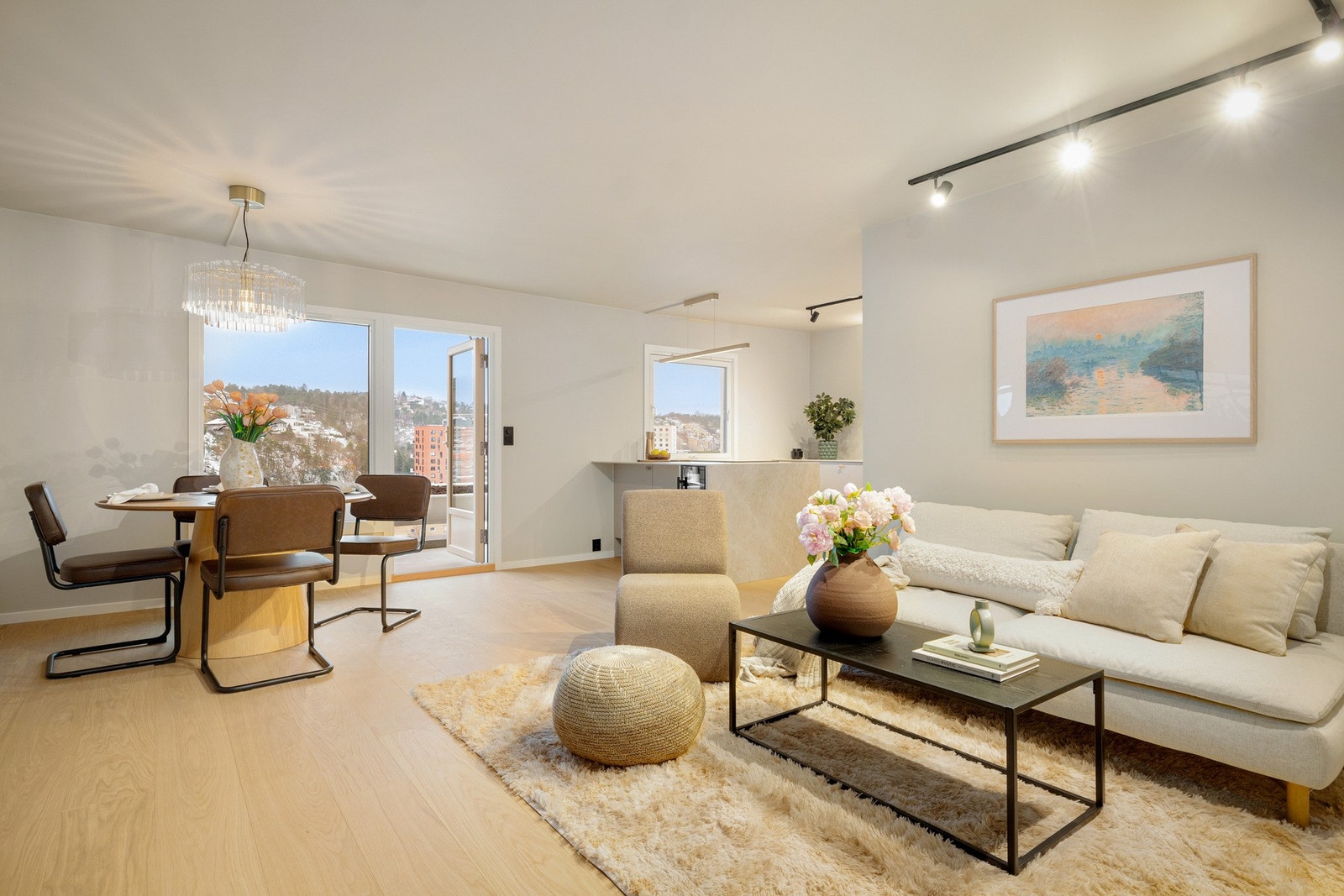 Vinduer og balkongdør med 2-lags isolerglass fra 2019. Galleribilde