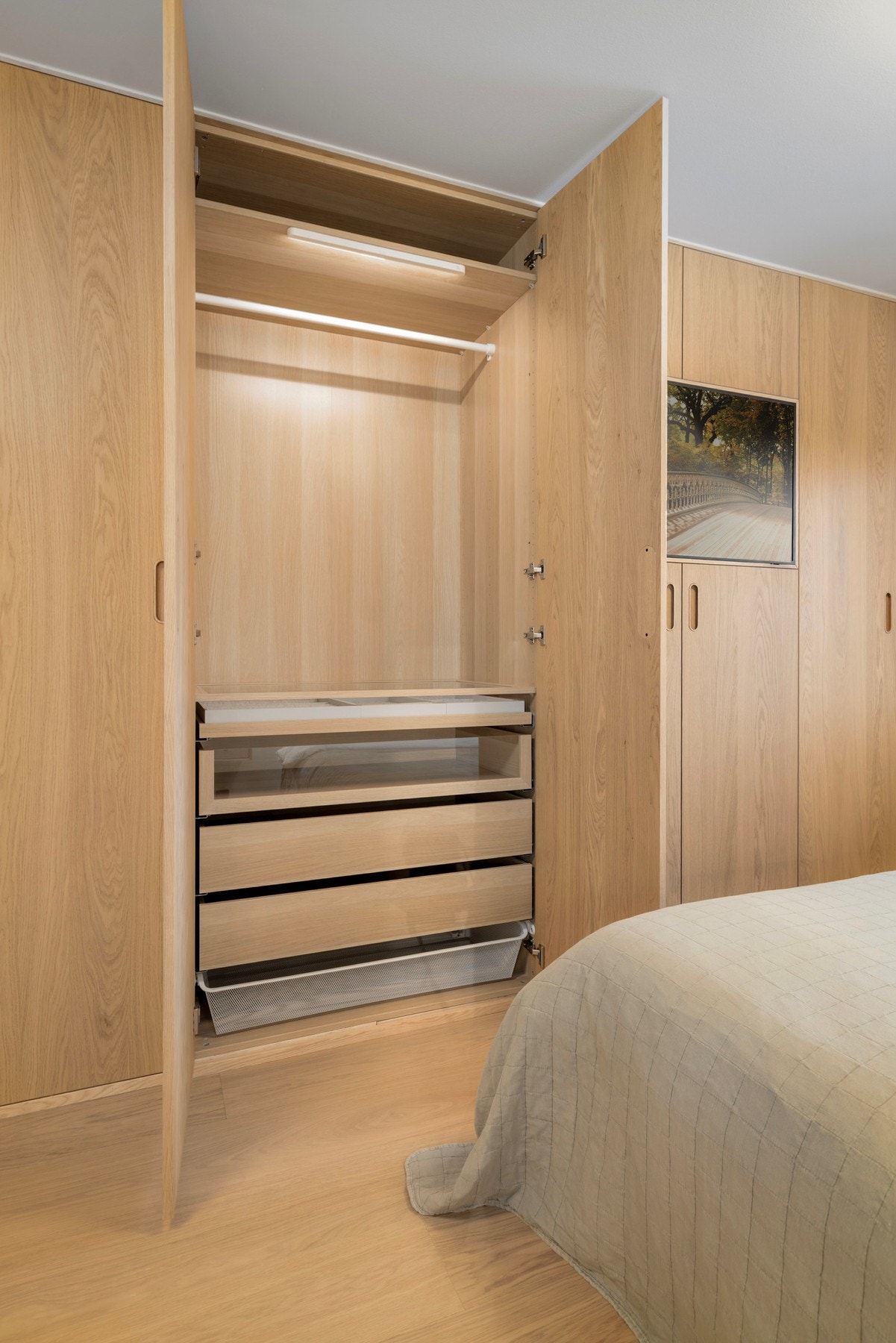 Alle garderobeskap følger kjøpet. Galleribilde