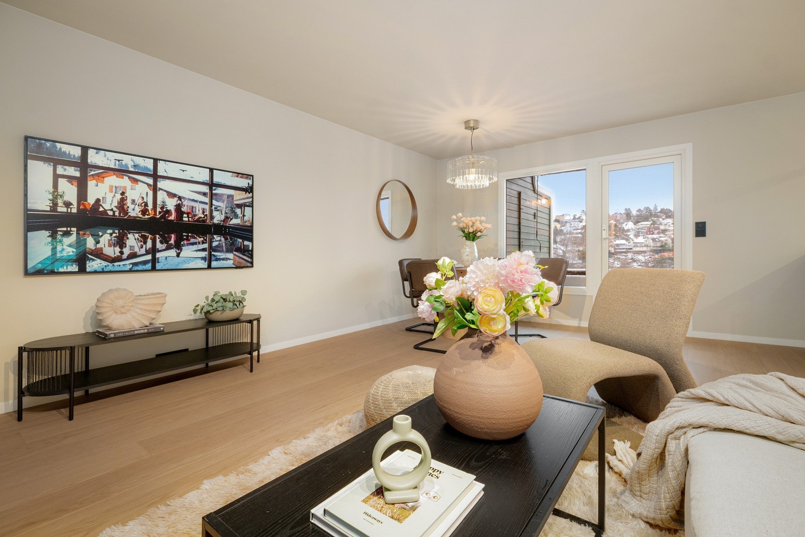 The Frame følger boligen. Oppholdsrom med plass til både lek, avslapning og sosiale soner. Galleribilde