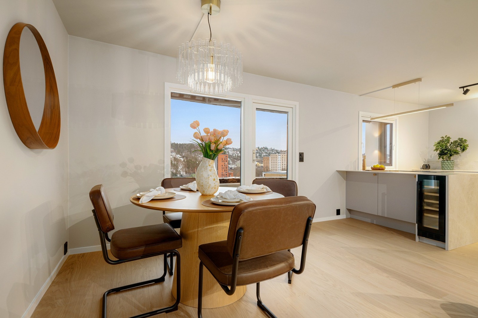 Delvis åpen løsning mellom kjøkken og stue gir et elegant og sosialt allrom med gode møbleringsmuligheter. Galleribilde