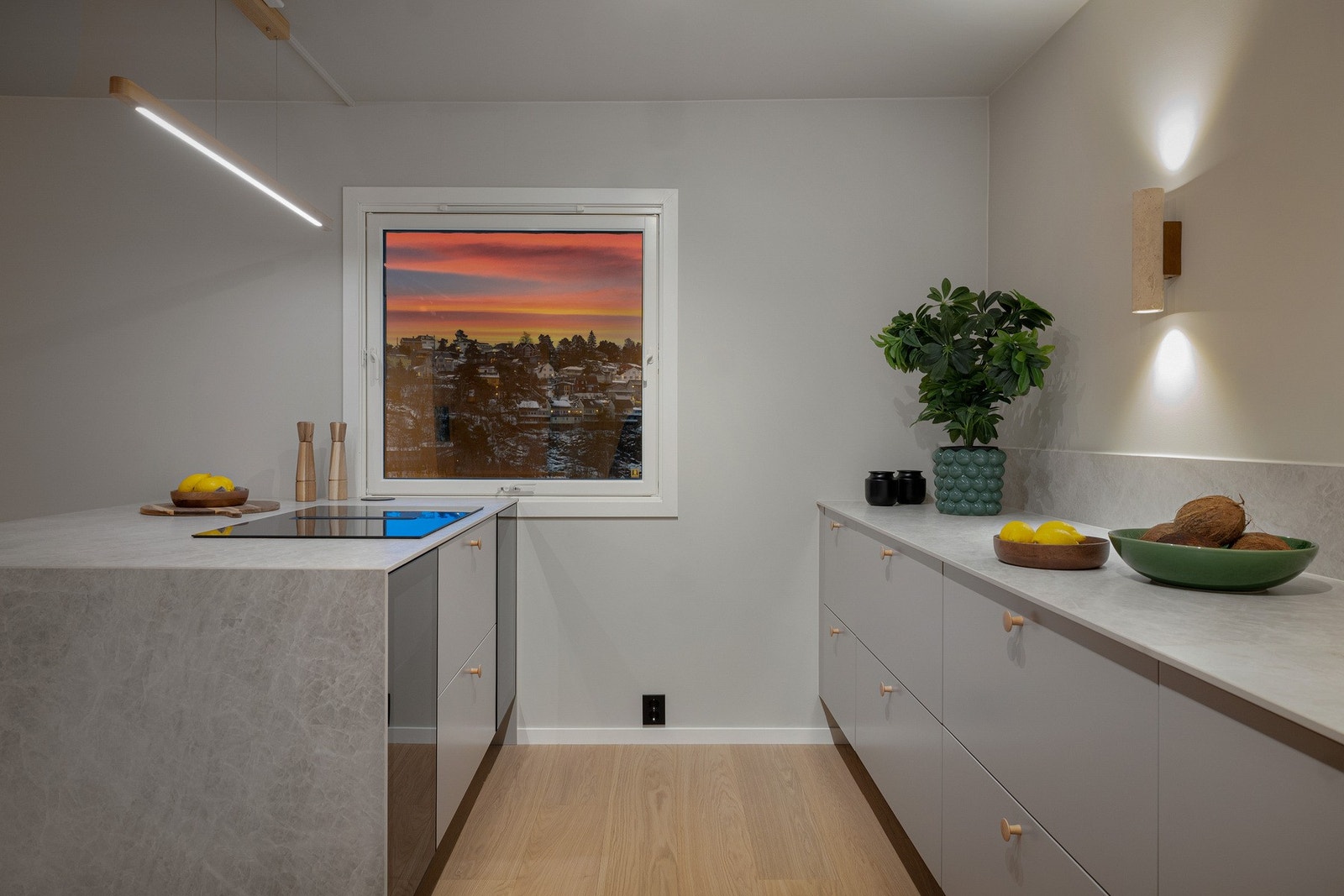 Kjøkken med kjøkkenøy, integrerte hvitevarer og flott utsikt. Galleribilde