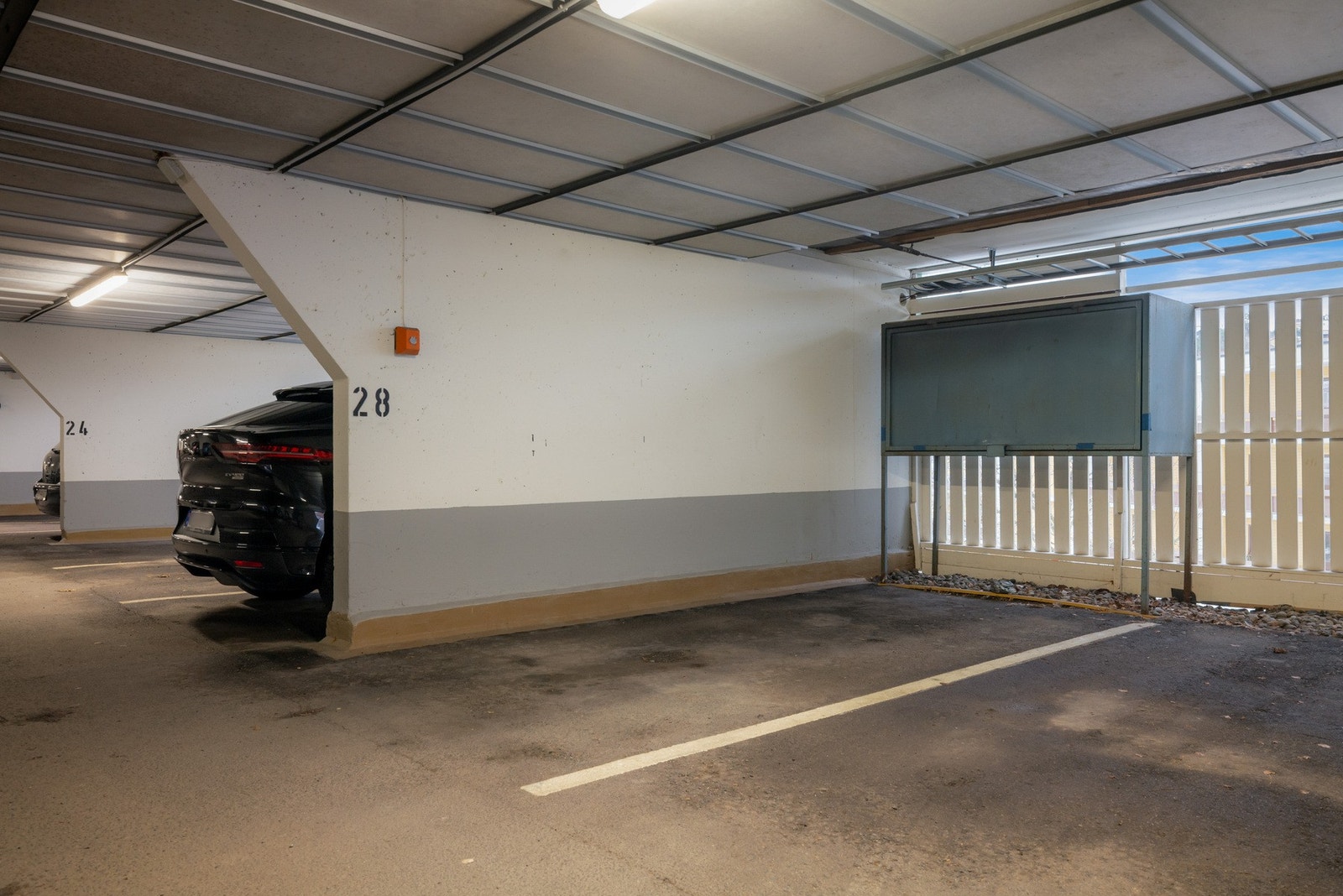 Garasjeplass i felles, låst garasjeanlegg. Boligen disponerer parkeringsplass nr. 28. Galleribilde