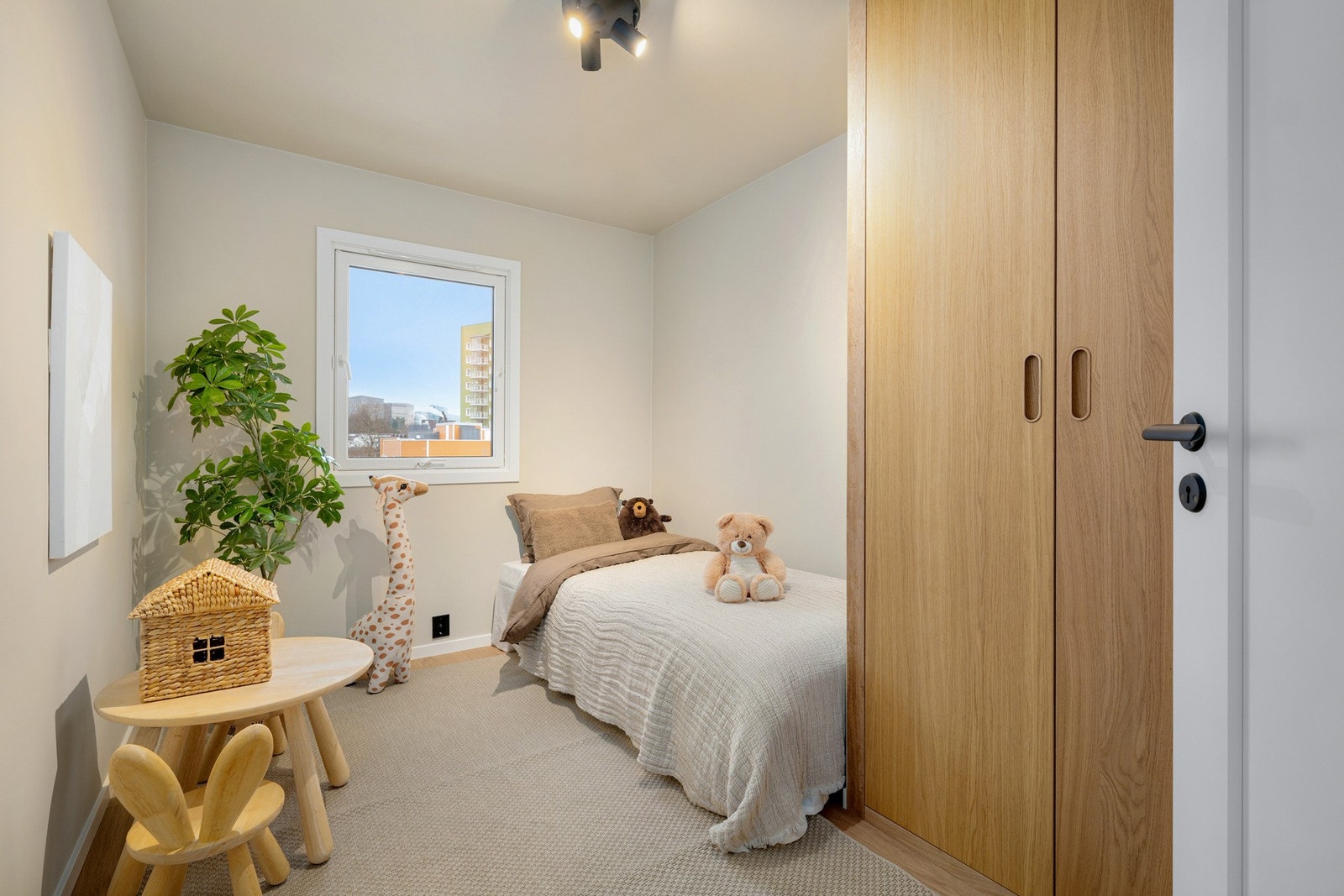 Boligen har tre romslige soverom, alle med gode møbleringsmuligheter. Galleribilde