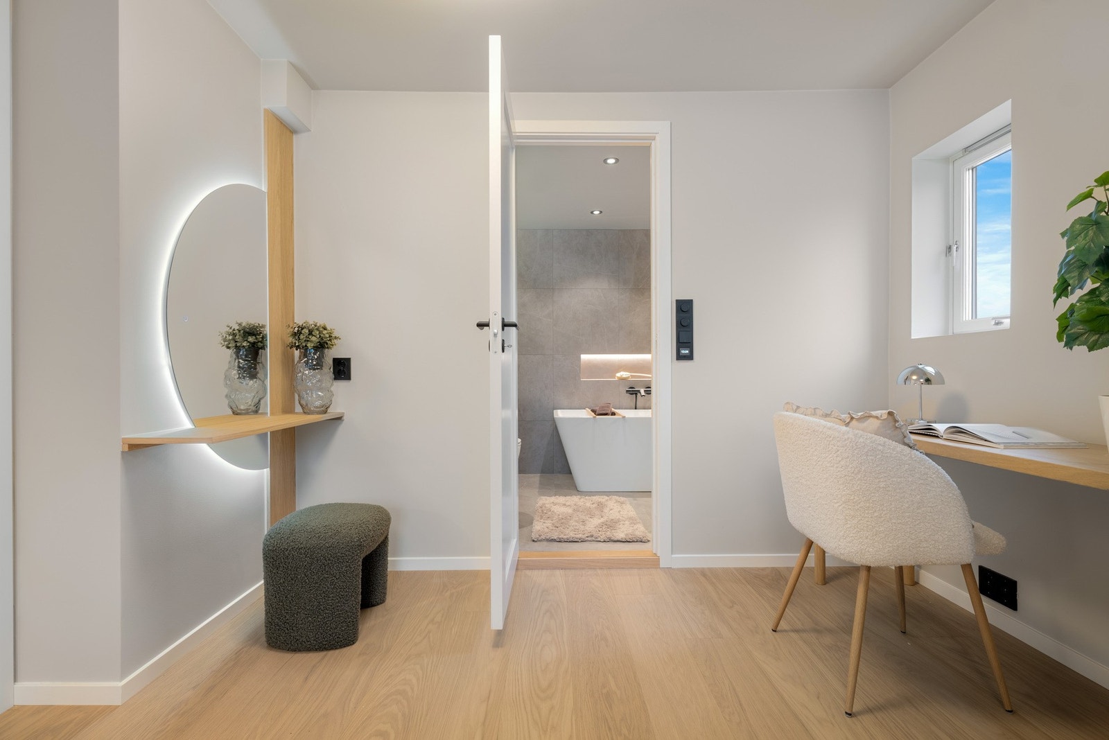 Elegant sone med integrert sminkebord og egen kontorplass. Galleribilde