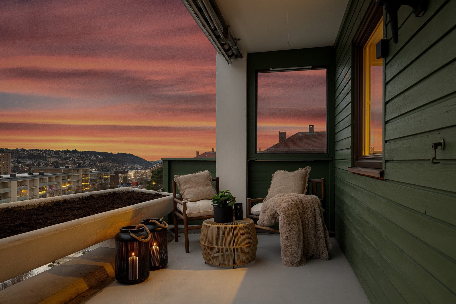 Kaja Fossberg i PrivatMegleren ønsker velkommen til Etterstadsletta 60 - en lekker, nyoppusset 4-roms terrasseleilighet med flott utsikt, svært gode solforhold, to terrasser, to bad og eksklusive materialvalg. Galleribilde