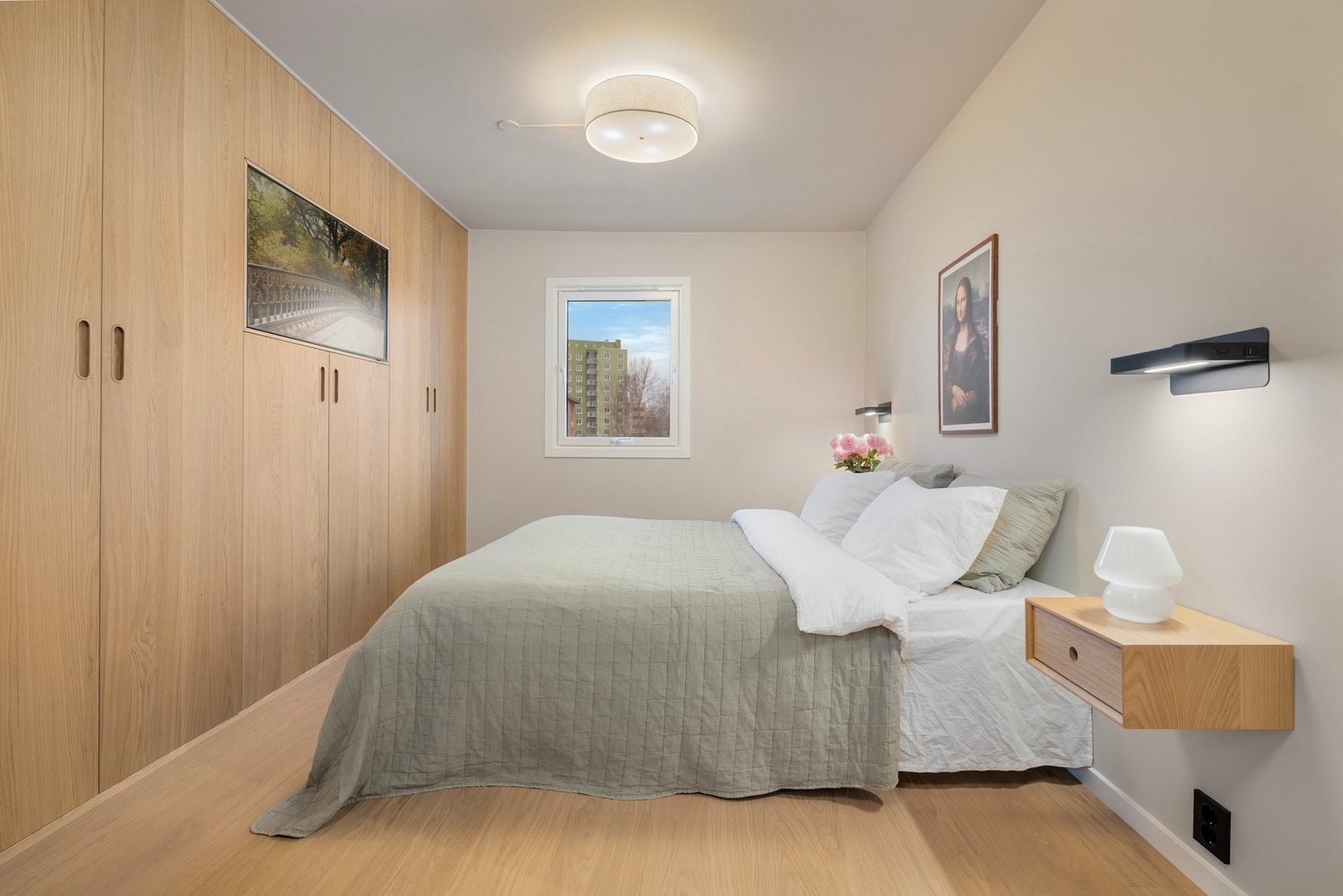 Leiligheten har tre romslige soverom. Her hovedsoverommet. Galleribilde