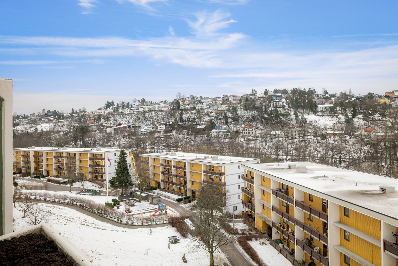 Leiligheten ligger i et rolig og veletablert boligområde på Etterstadsletta med skjermet og attraktiv beliggenhet, samt ingen biltrafikk inne på sameiets område. Galleribilde