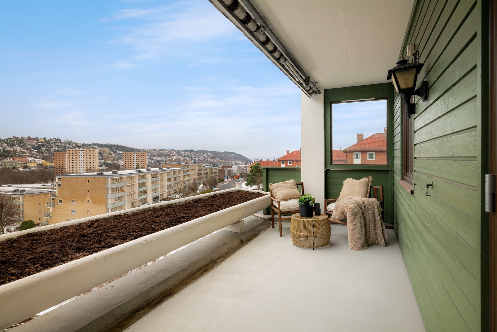 Leiligheten har to romslige uteplasser på hver sin side. Galleribilde