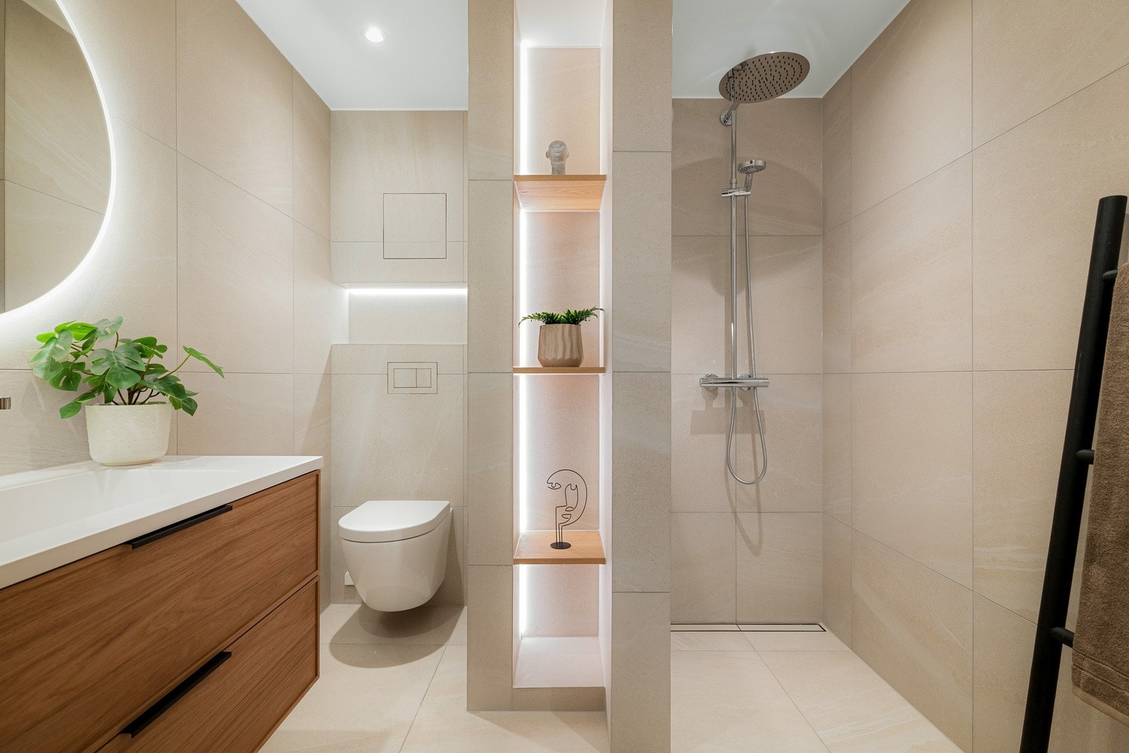 Vegghengt toalett, innredning med skuffer, servant og speil med integrert belysning samt opplegg for vaskemaskin/tørk. Galleribilde