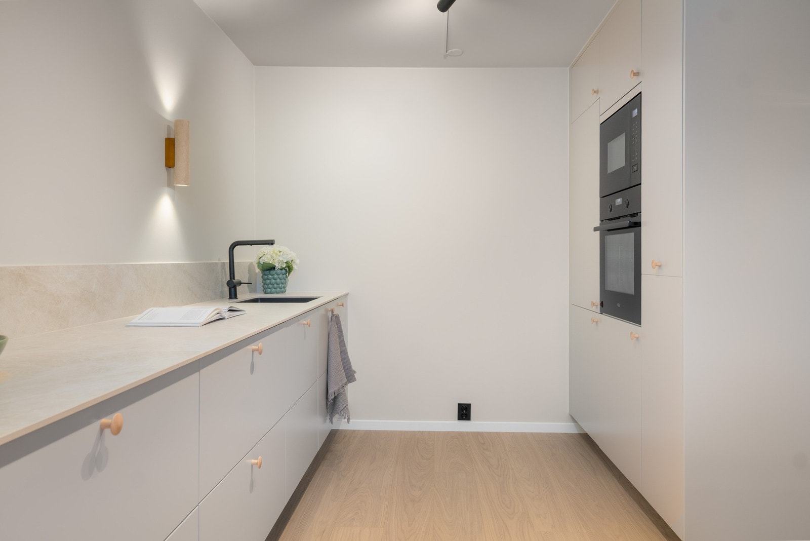 Varmtvann er inkludert i husleien. Integrert stekeovn samt mikro i arbeidshøyde. Galleribilde