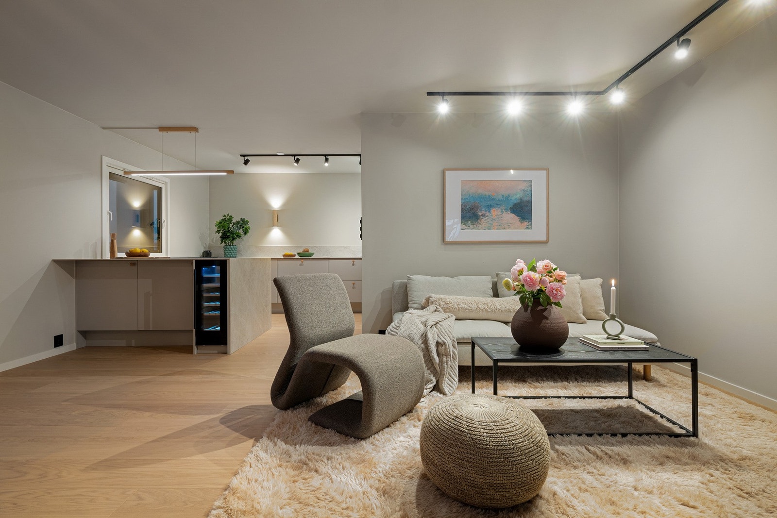 Gjennomgående planløsning med en smart løsning der den sosiale sonen er adskilt fra soverommene og badene. Galleribilde