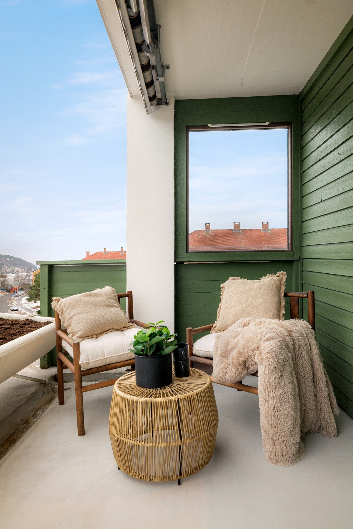 Terrassen fra stuen er sydvendt på ca. 12 kvm med gode solforhold og flott utsikt, utstyrt med belysning, stikkontakt og markise Galleribilde