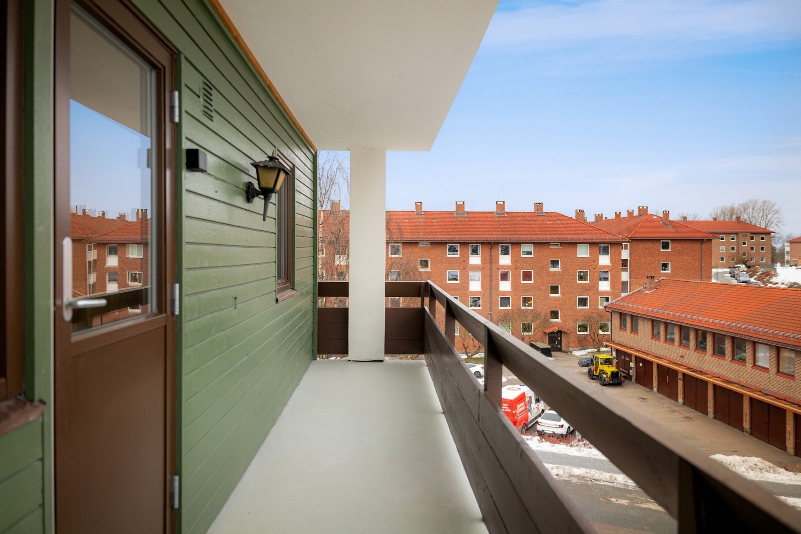 Nordvendt balkong på ca. 8 kvm med adkomst fra soverom. Galleribilde